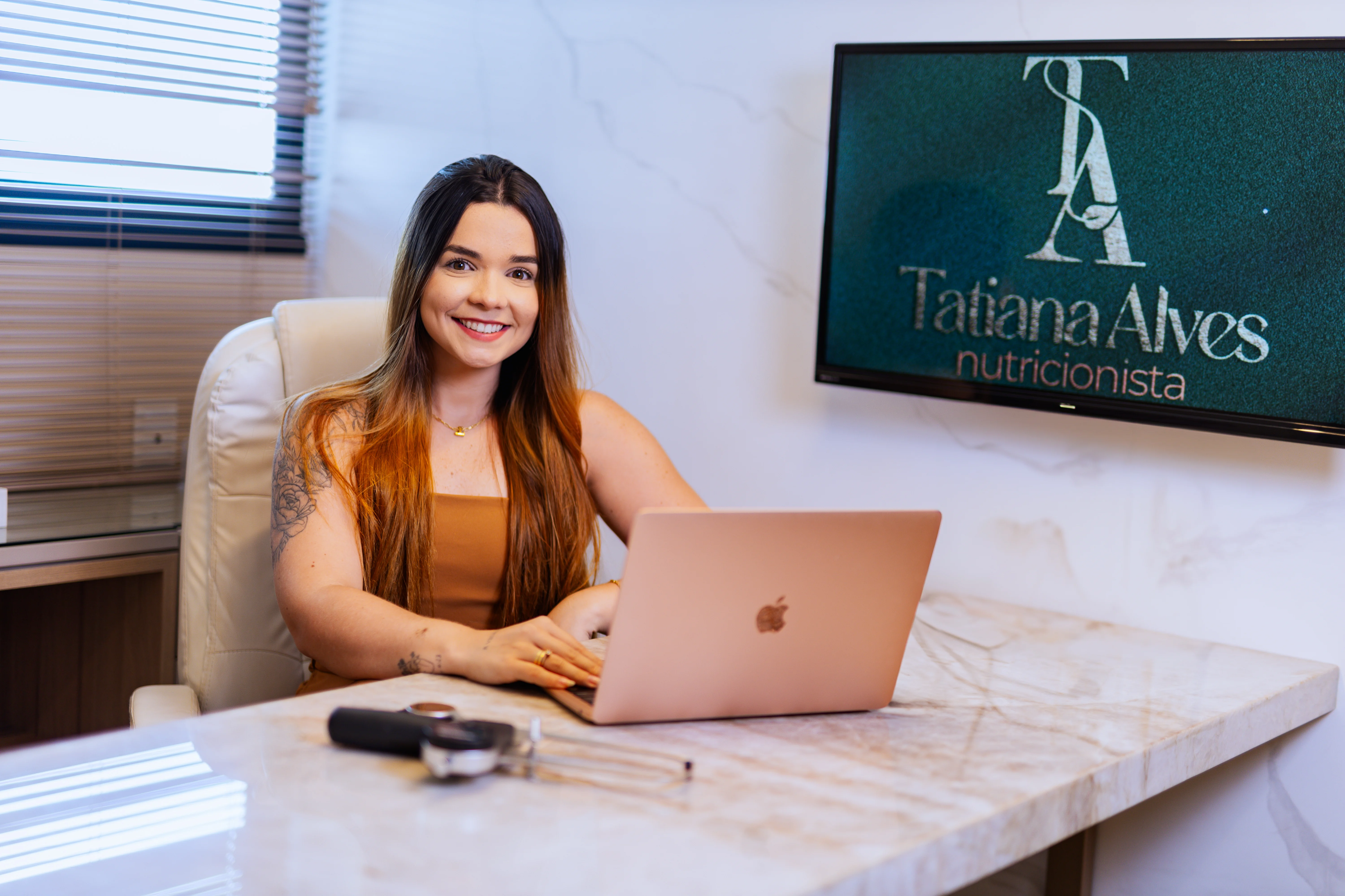 Tatiana Alves em atendimento presencial em Fortaleza